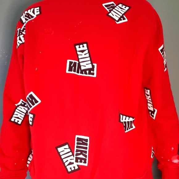 Nike Sport Essentials all over sticker print crew neck fleece sweatshirt in red - Picture 1 of 3